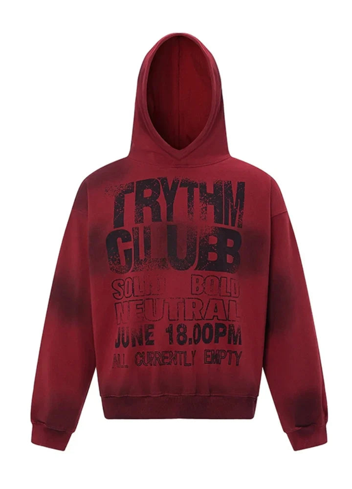 CANVAS HOODIE は赤地に黒の文字で「RYTHM CLUBB」、「SOLID BOLD NEUTRAL JUNE 18.00PM」、「ALL CURRENTLY EMPTY」と書かれています。ドローストリング フードとフロント ポケットが特徴です。.